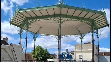 Ce que j'ai toujours voulu savoir sur notre ville jumelée : pourquoi certains appellent la place centrale de Saint-Amand-Montrond « Place de la République », tandis que d'autres la nomment « Place Carrée » ?
